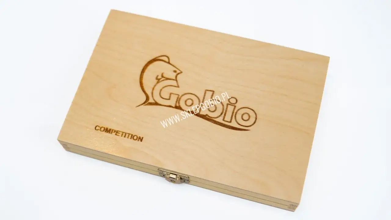 Drewniane pudełko na przypony z logo "Gobio" i napisem "COMPETITION". Idealne do przechowywania sprzętu wędkarskiego.