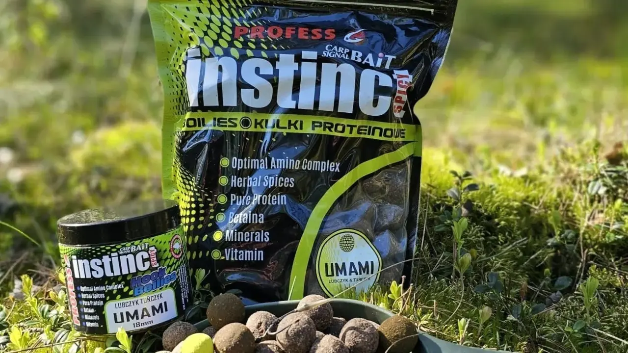 Profesjonalne kulki na karpia Instinct Umami w słoiczku i opakowaniu. Na łopatce widoczne są gotowe do użycia kulki proteinowe.
