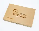 Drewniane pudełko na przypony z logo "Gobio" i napisem "COMPETITION". Idealne do przechowywania sprzętu wędkarskiego.