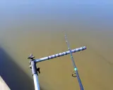 Wędka feeder ustawiona nad wodą, gotowa do łowienia.