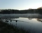 Mglisty poranek nad jeziorem, wędki feeder gotowe do akcji.