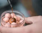 Kropla ciemnego sosu spływa na kulkę, tworząc idealny dip na karpia.