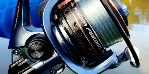 Nowy kołowrotek do bolonki Power Feeder FD4 z nawiniętą żyłką, gotowy na połów.