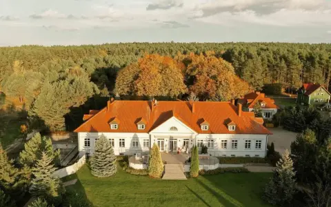 Malowniczy dworek w Wielkopolsce, idealny na agroturystykę z wędkowaniem. Otoczony lasem, oferuje spokój i kontakt z naturą.