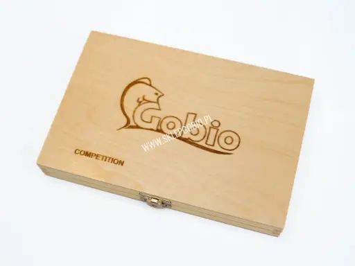 Drewniane pudełko na przypony z logo "Gobio" i napisem "COMPETITION". Idealne do przechowywania sprzętu wędkarskiego.