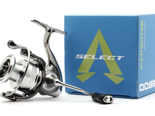 Elegancki kołowrotek spinningowy 4000 Select Chrome, gotowy do akcji. Obok pudełko z logo marki.