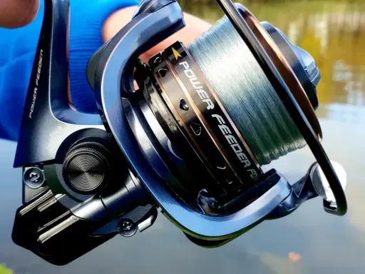 Nowy kołowrotek do bolonki Power Feeder FD4 z nawiniętą żyłką, gotowy na połów.