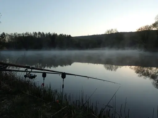 Mglisty poranek nad jeziorem, wędki feeder gotowe do akcji.