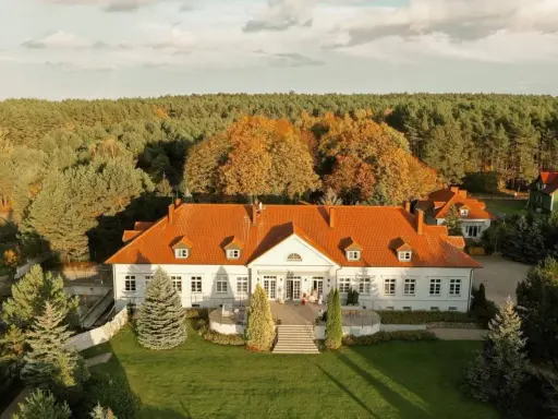Malowniczy dworek w Wielkopolsce, idealny na agroturystykę z wędkowaniem. Otoczony lasem, oferuje spokój i kontakt z naturą.