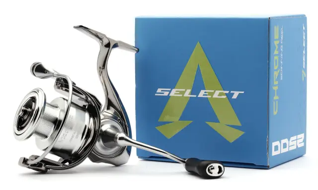 Elegancki kołowrotek spinningowy 4000 Select Chrome, gotowy do akcji. Obok pudełko z logo marki.