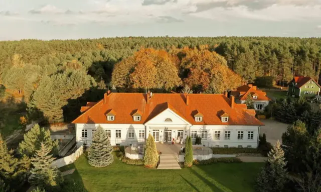 Malowniczy dworek w Wielkopolsce, idealny na agroturystykę z wędkowaniem. Otoczony lasem, oferuje spokój i kontakt z naturą.