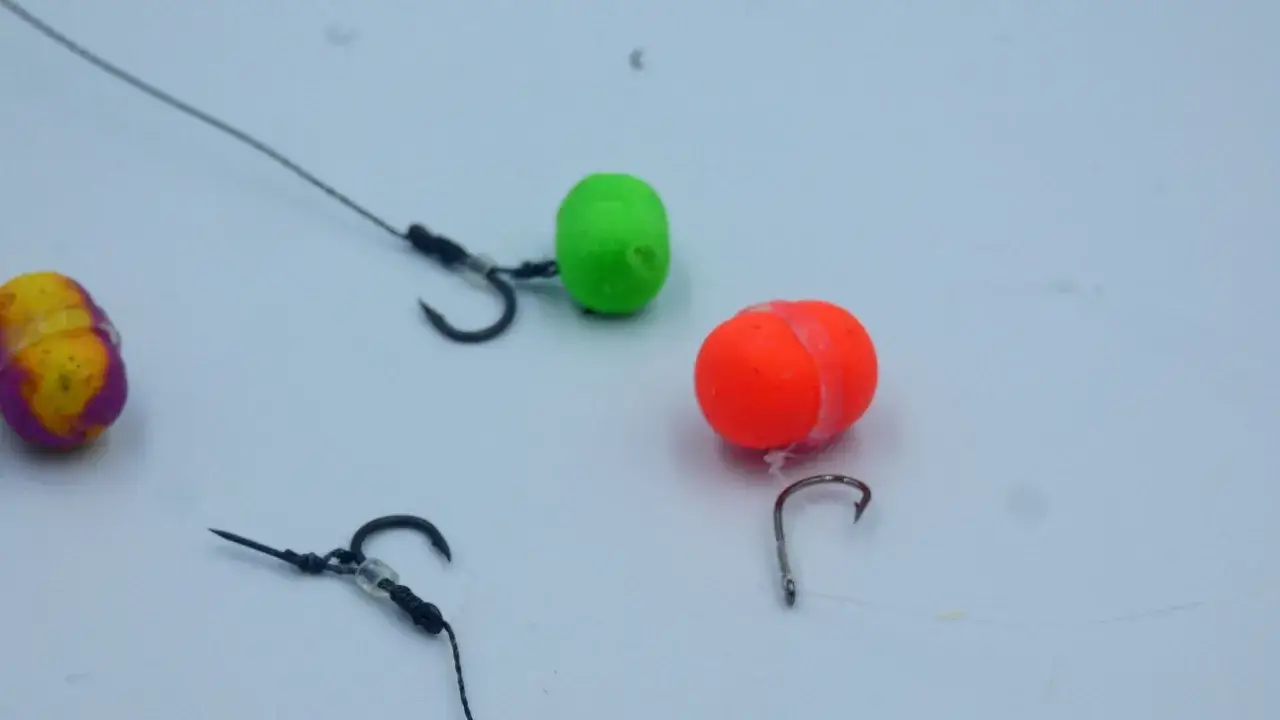 Kolorowe dumbells wafters na haczykach, gotowe do łowienia.